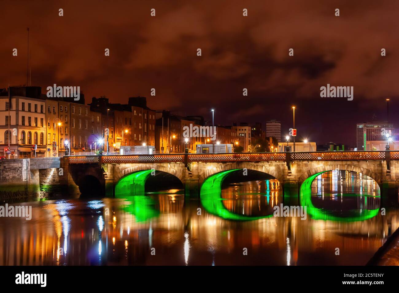 Grattan Bridge sur la rivière Liffey dans la ville de Dublin la nuit en Irlande Banque D'Images