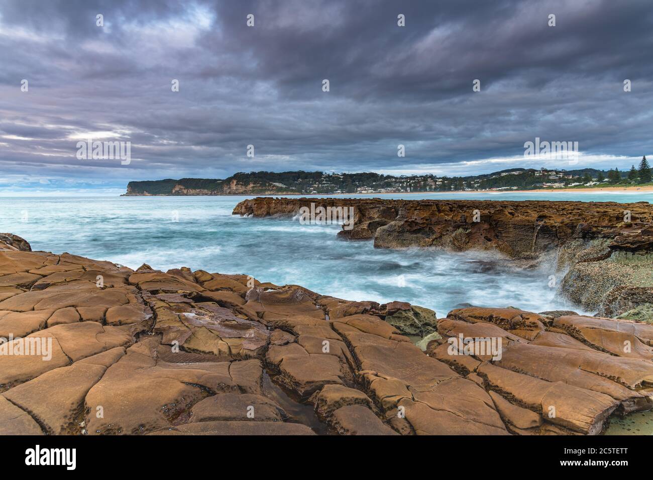 Vue sur Sunrise Seascape depuis North Avoca Beach sur la Central Coast, Nouvelle-Galles du Sud, Australie. Banque D'Images