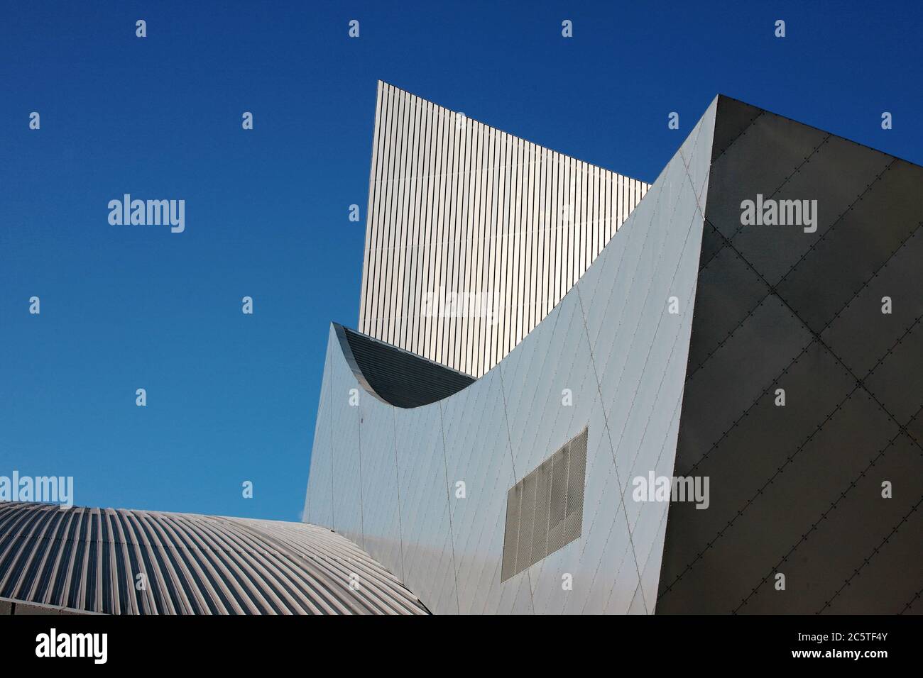 Imperial War Museum North, Salford Quays, Greater Manchester, Angleterre, Royaume-Uni : exemple de premier choix d'architecture déconstructiviste Banque D'Images