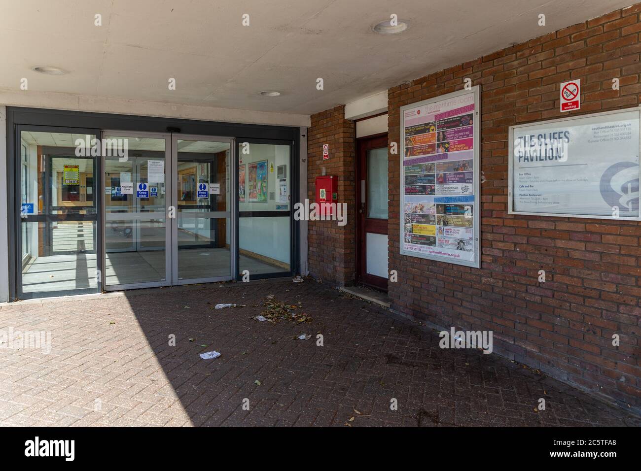 Southend-on-Sea, Royaume-Uni. 5 juillet 2020. Vue extérieure du Cliffs Pavilion Theatre à Southend, montrant les portes vitrées automatiques de l'entrée principale, une porte latérale manuelle, des affiches encadrées et une boîte d'alarme incendie. Le théâtre est fermé depuis mars 2020, suite à la pandémie de coronavirus COVID-19. Penelope Barritt/Alamy Live News Banque D'Images