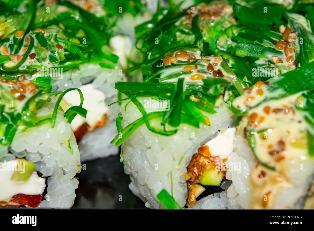 Petits pains avec du poisson, du fromage et des algues vertes. Un plat traditionnel japonais. Gros plan Banque D'Images