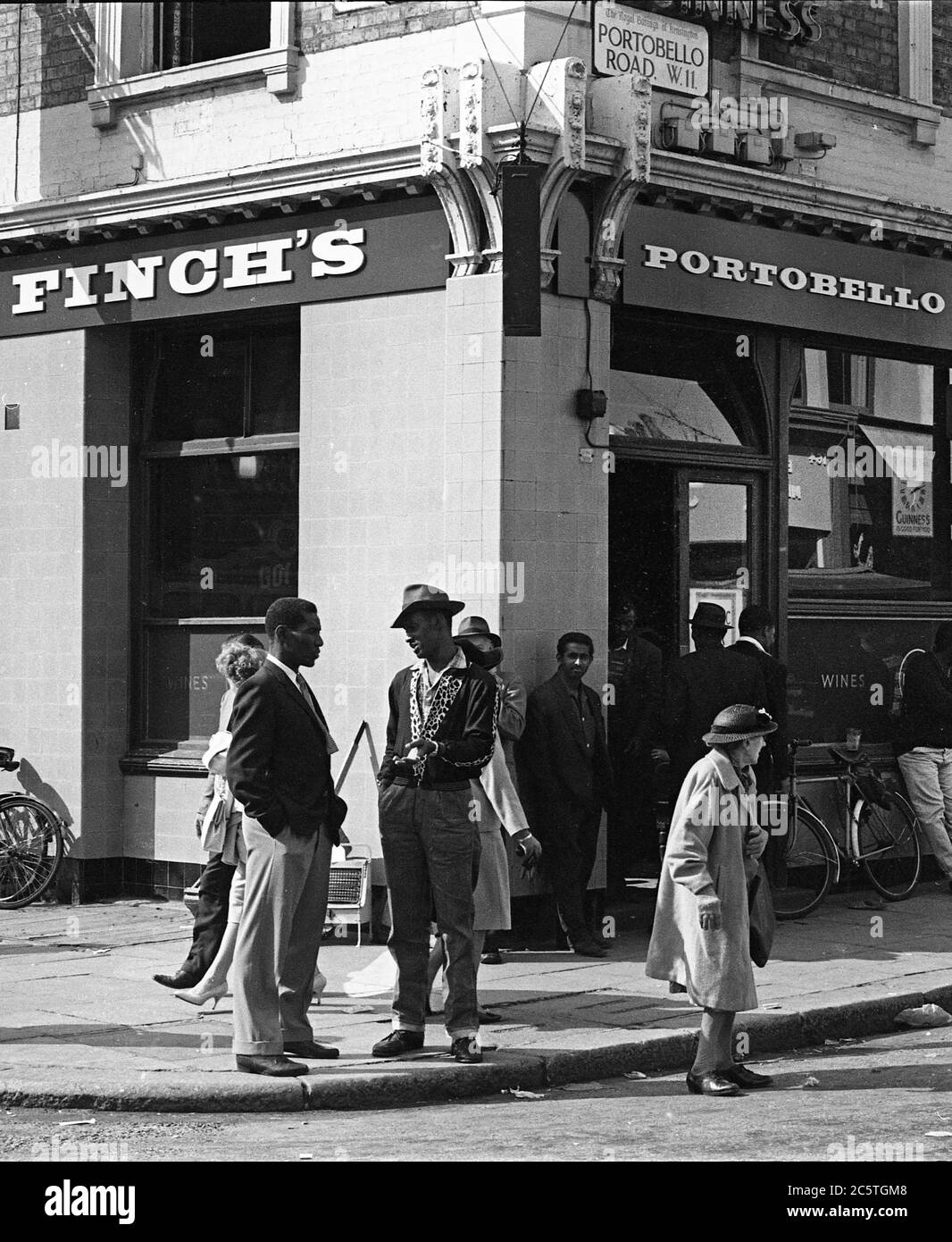 Londres, Portobello Road 1960 scène de rue animée à l'extérieur du pub Finch Banque D'Images