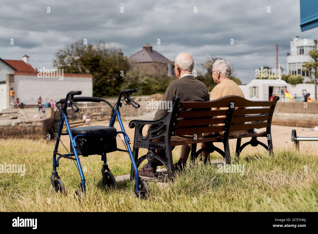 Un couple âgé s'assoit sur un banc donnant sur Sandycove dans la ville de Dublin, en Irlande. Banque D'Images