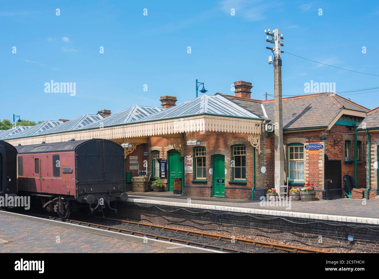 North Norfolk Railway, vue sur la plate-forme et les bâtiments du North Norfolk Railway, une gare d'époque à Sheringham, Norfolk, East Anglia, Royaume-Uni Banque D'Images