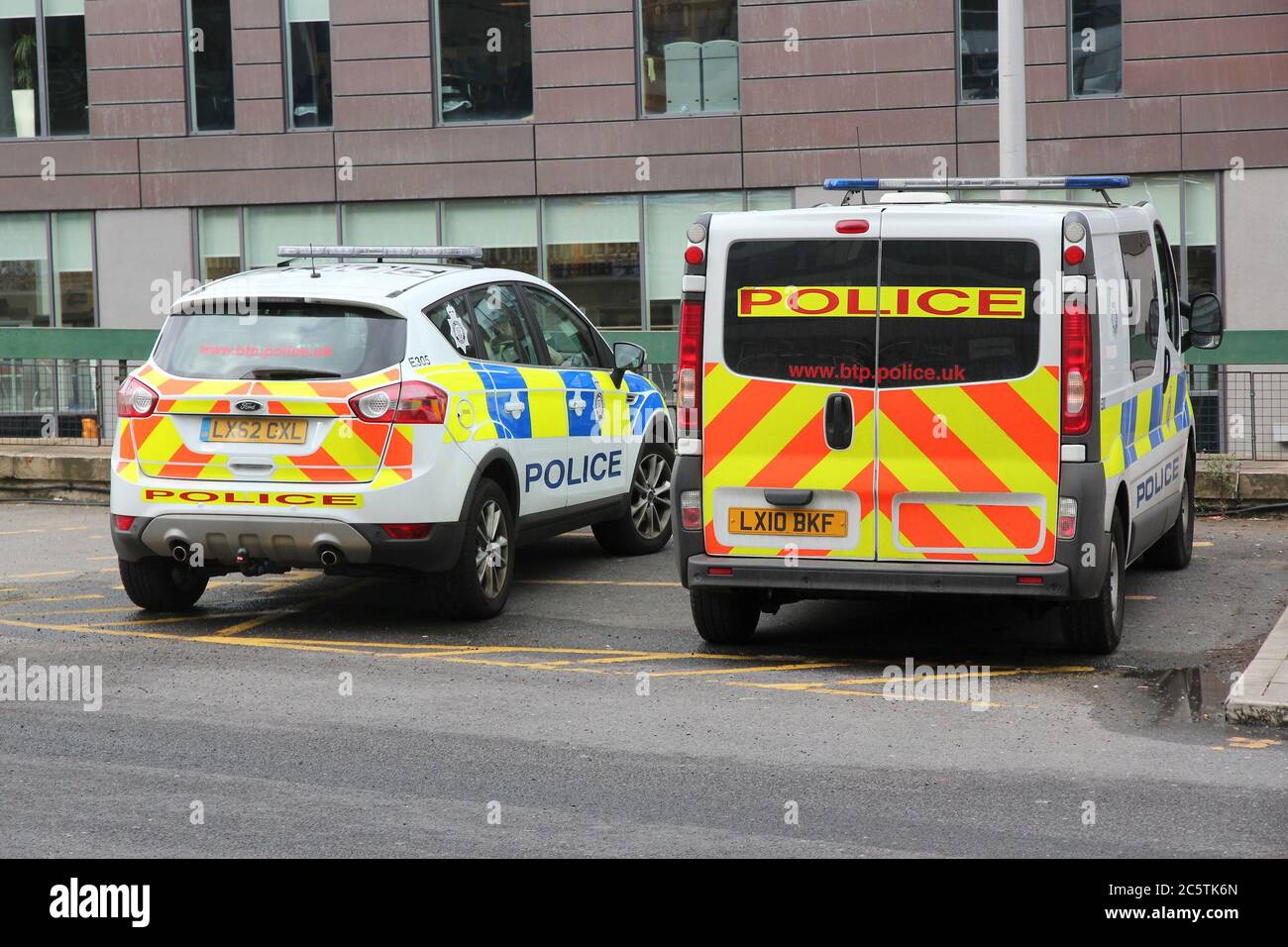 MANCHESTER, Royaume-Uni - 23 AVRIL 2013 : véhicules de police britanniques garés à Manchester, Royaume-Uni. Les voitures sont Ford Kuga et Renault trafic. Banque D'Images