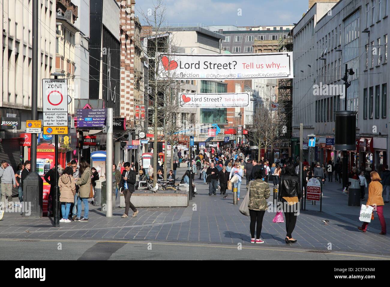 LIVERPOOL, Royaume-Uni - 20 AVRIL 2013 : boutique de personnes à Lord Street, Liverpool, Royaume-Uni. La région de Liverpool City a une population d'environ 1.6 millions d'habitants et est Banque D'Images