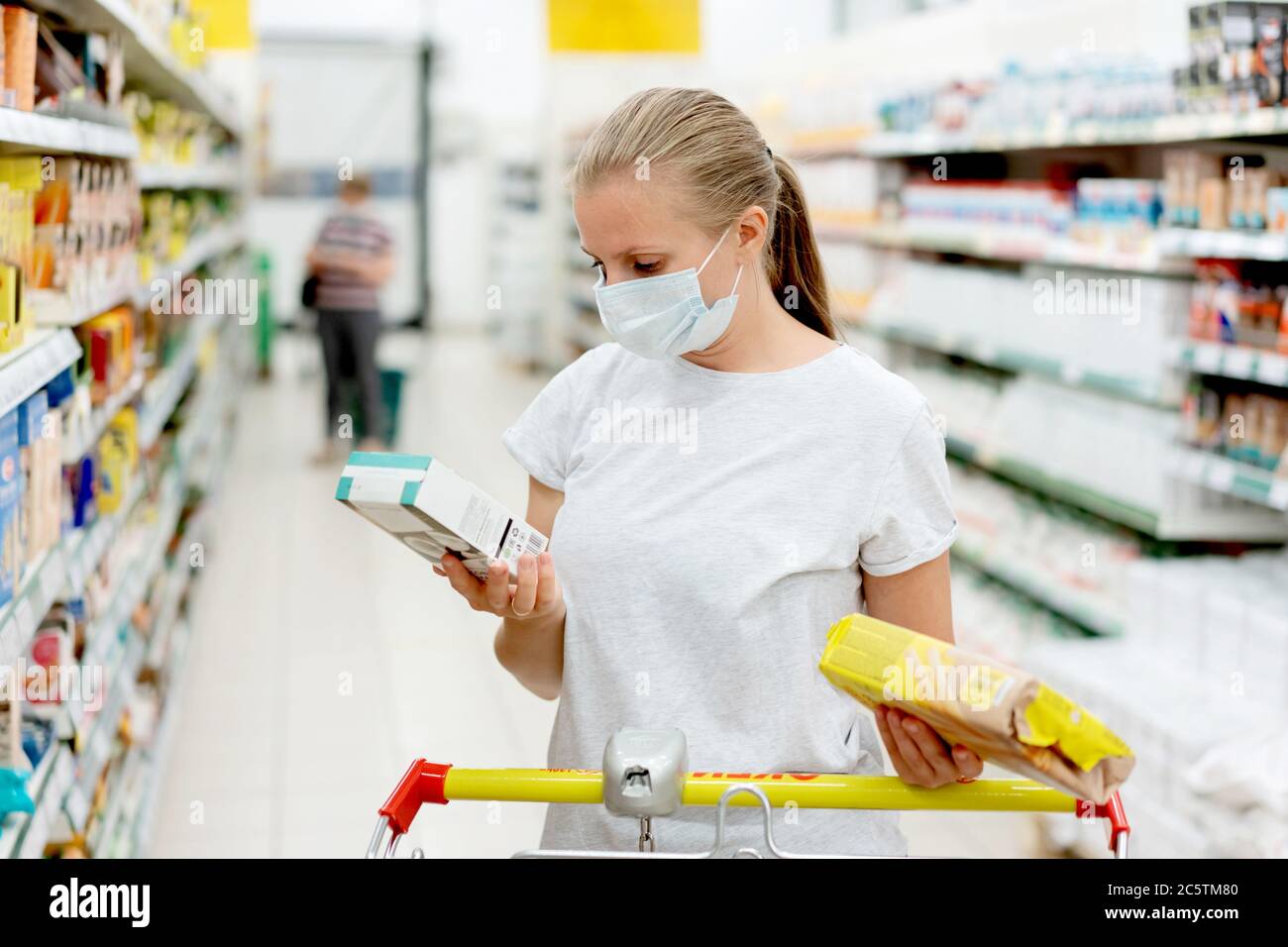 Une femme que j'achète dans un supermarché. Banque D'Images