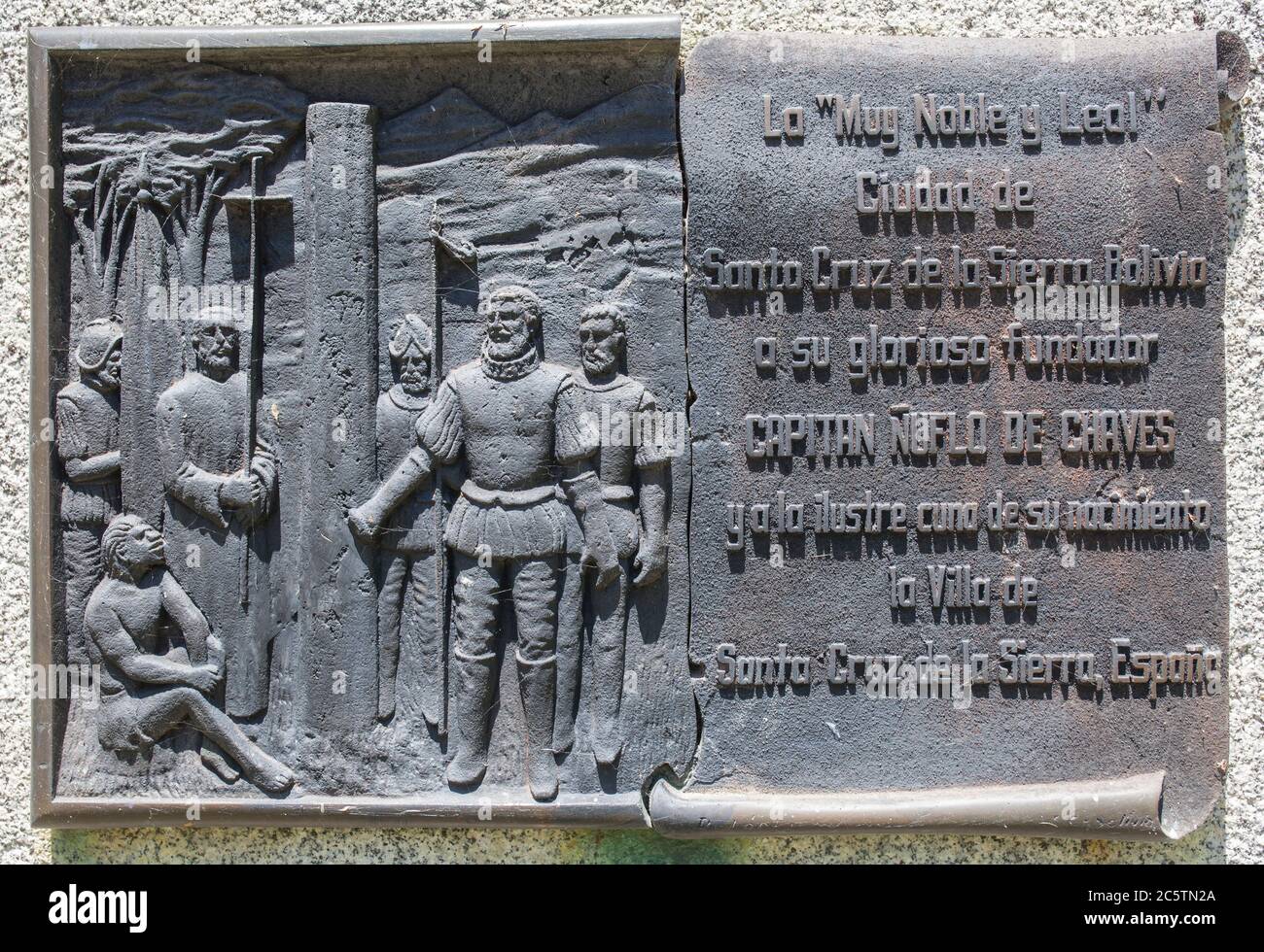 STA Cruz de la Sierra, Espagne - 26 juin 2020 : plaque de monument Nuflo ou Nuno de Chaves, conquérant espagnol. Artiste inconnu Banque D'Images