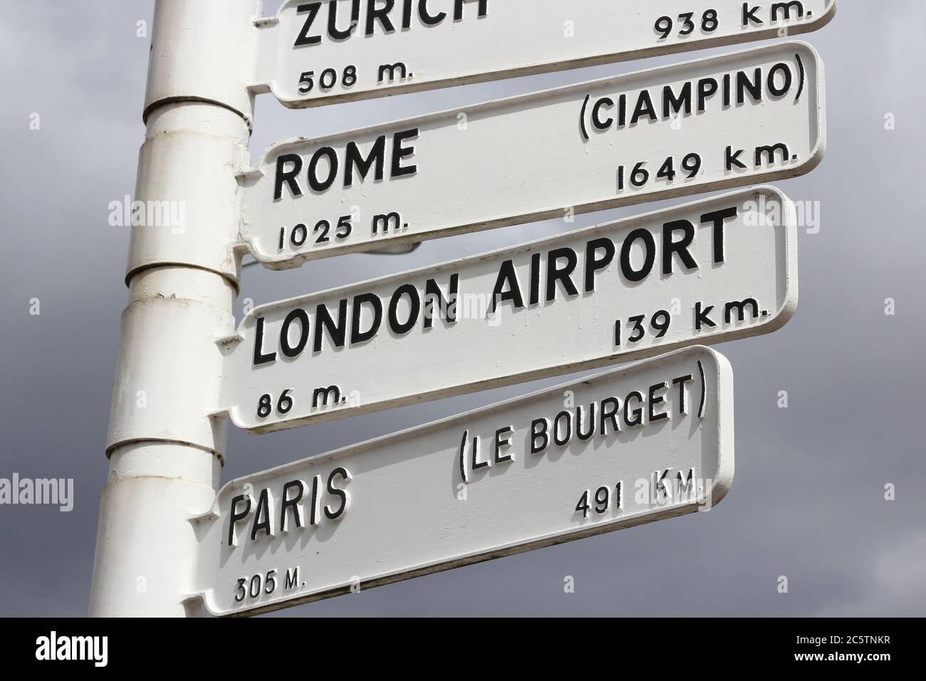 Destinations aéroport en Europe - ancien panneau à l'aéroport de Birmingham, Royaume-Uni. Indications pour Rome, Londres et Paris. Banque D'Images