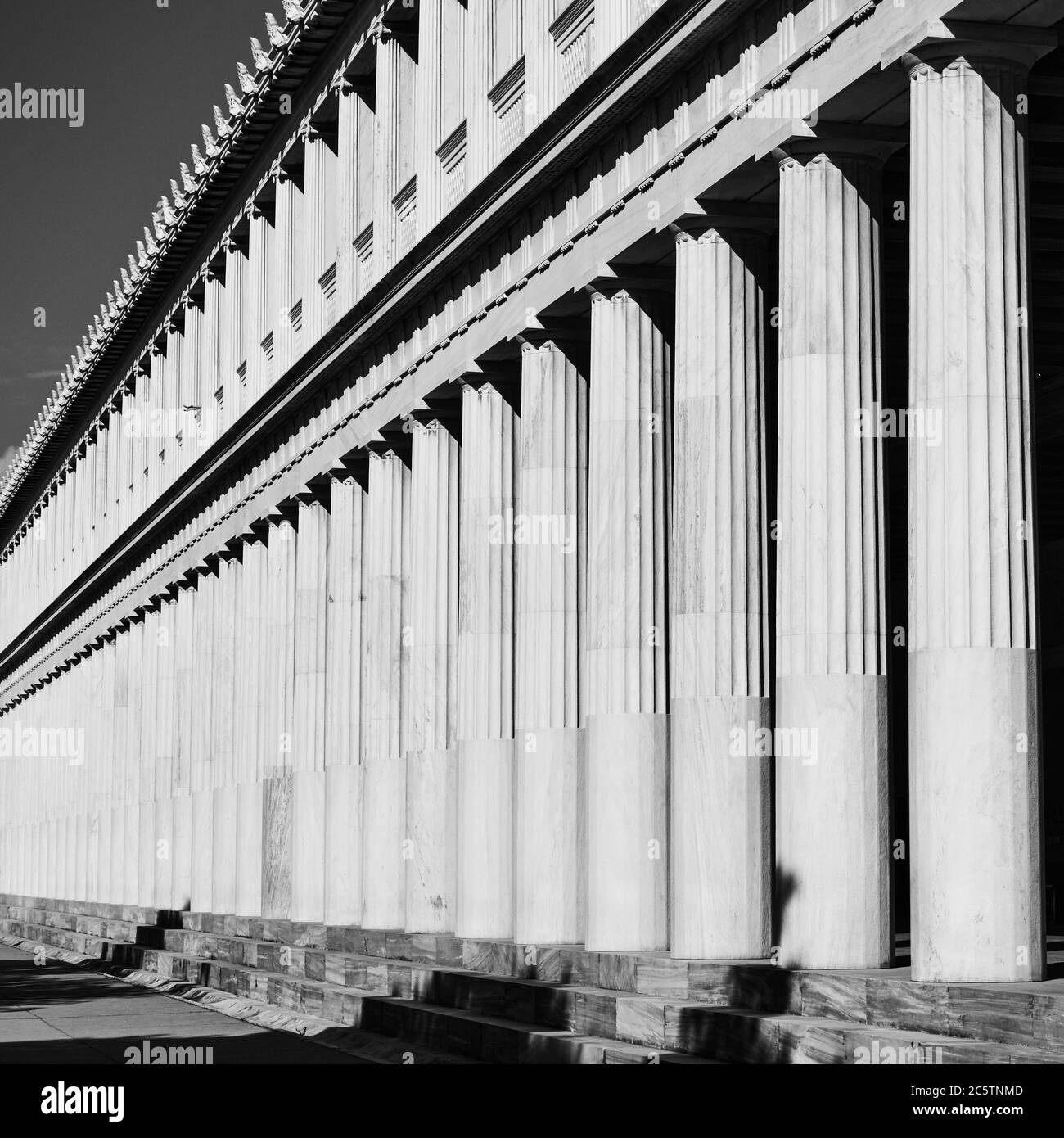 Rangée de colonnes grecques en cassant, Athènes, Grèce. Photographie architecturale en noir et blanc Banque D'Images