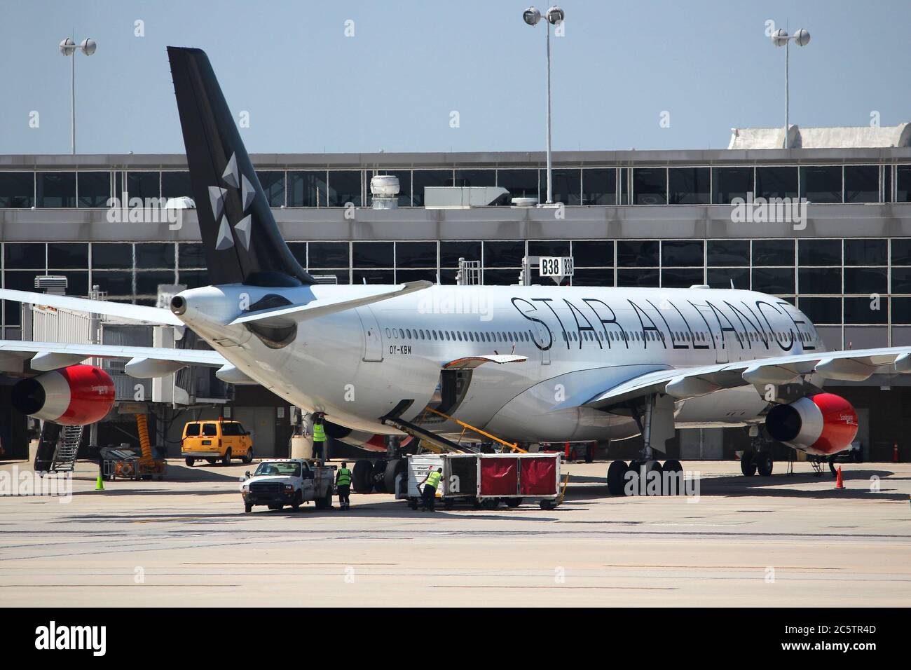 WASHINGTON, États-Unis - 15 JUIN 2013 : Airbus A340 de SAS Airlines dans la décoration de Star Alliance à l'aéroport international de Dulles à Washington, DC, États-Unis. Banque D'Images