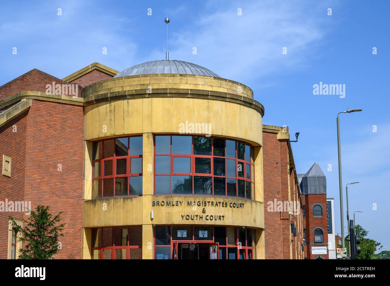 Bromley (Grand Londres), Kent, Royaume-Uni. Le tribunal de la magistrature de Bromley et le tribunal de la jeunesse. Montre l'entrée du terrain. Banque D'Images