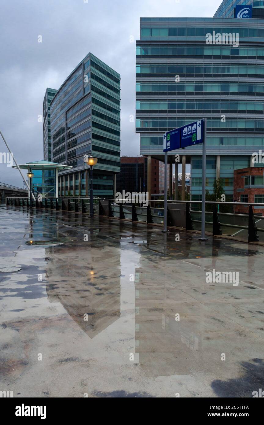 AMSTERDAM, PAYS-BAS JUILLET 4,2020: Boulevard d'Amsterdam Sloterdijk Station réflexions de deux immeubles de bureaux au sol Banque D'Images