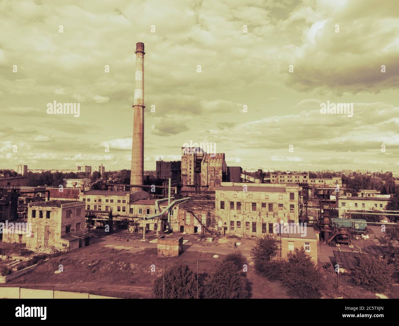 Tir de drone aérien d'une zone industrielle de charbon de coke ancienne avec cheminée de fumée. Concept de pollution de l'air. Banque D'Images