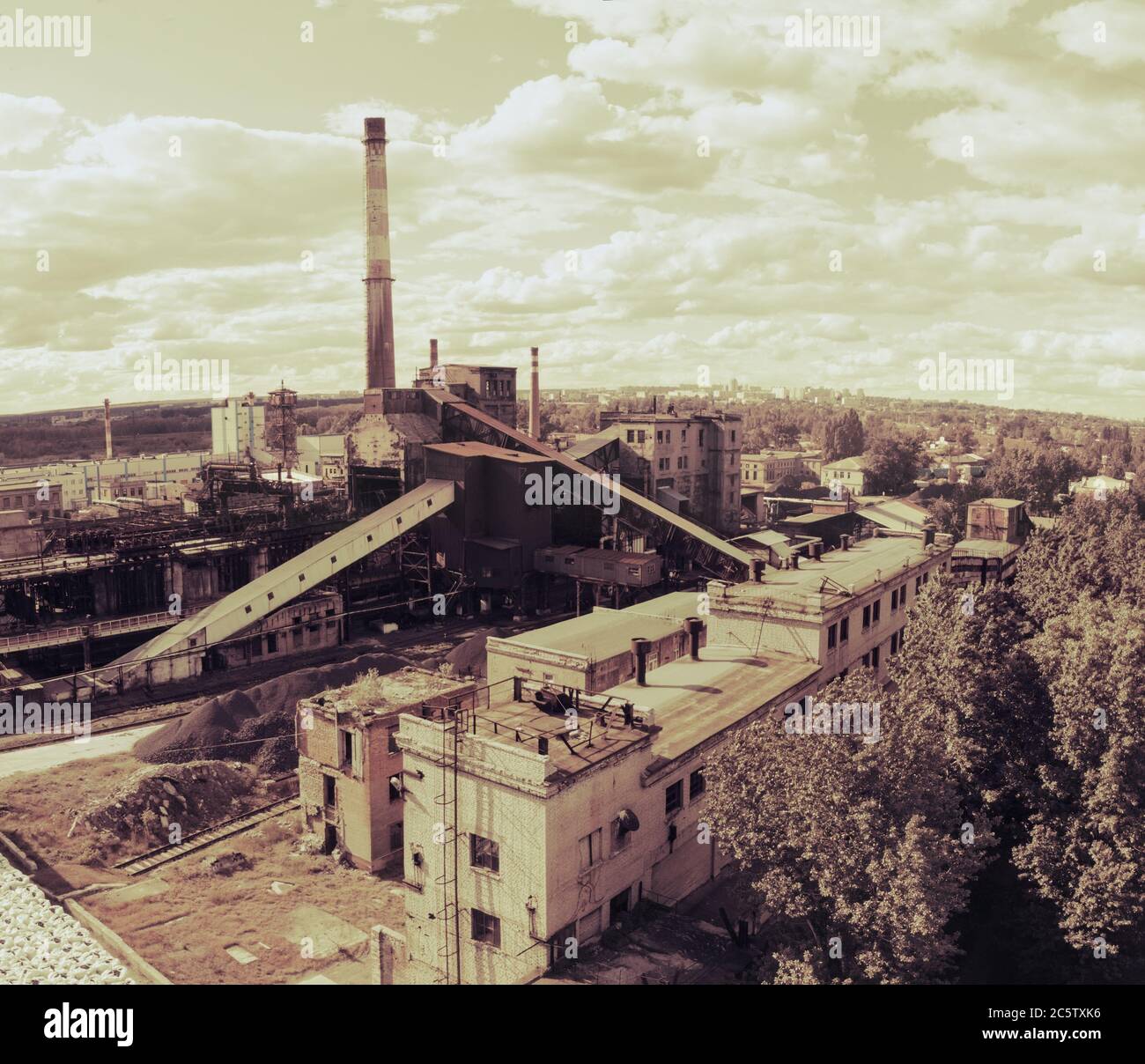 Tir de drone aérien d'une zone industrielle de charbon de coke ancienne avec cheminée de fumée. Concept de pollution de l'air. Banque D'Images
