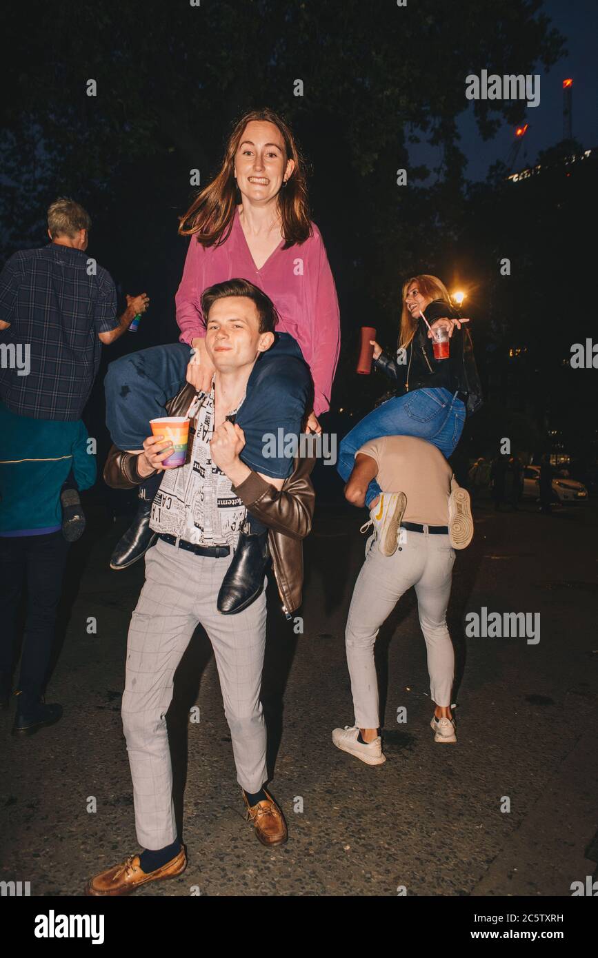 Soho, Londres, Angleterre, Royaume-Uni. 4 juillet 2020. Nommé super samedi, marque la date à laquelle tous les pubs ouvrent en Angleterre. Les buveurs de nuit à Soho continuent dans Banque D'Images