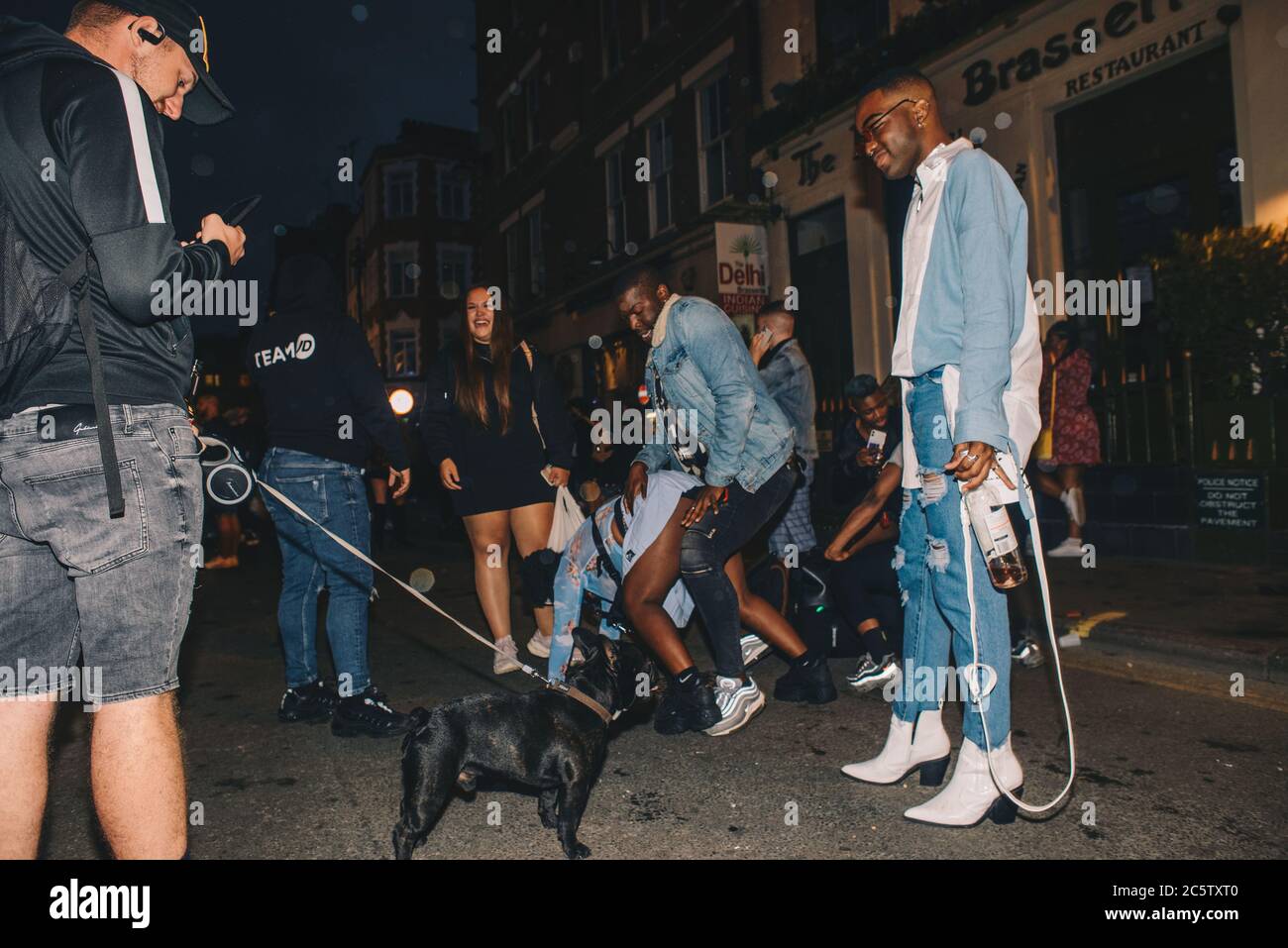 Soho, Londres, Angleterre, Royaume-Uni. 4 juillet 2020. Nommé super samedi, marque la date à laquelle tous les pubs ouvrent en Angleterre. Les buveurs de nuit à Soho continuent dans Banque D'Images