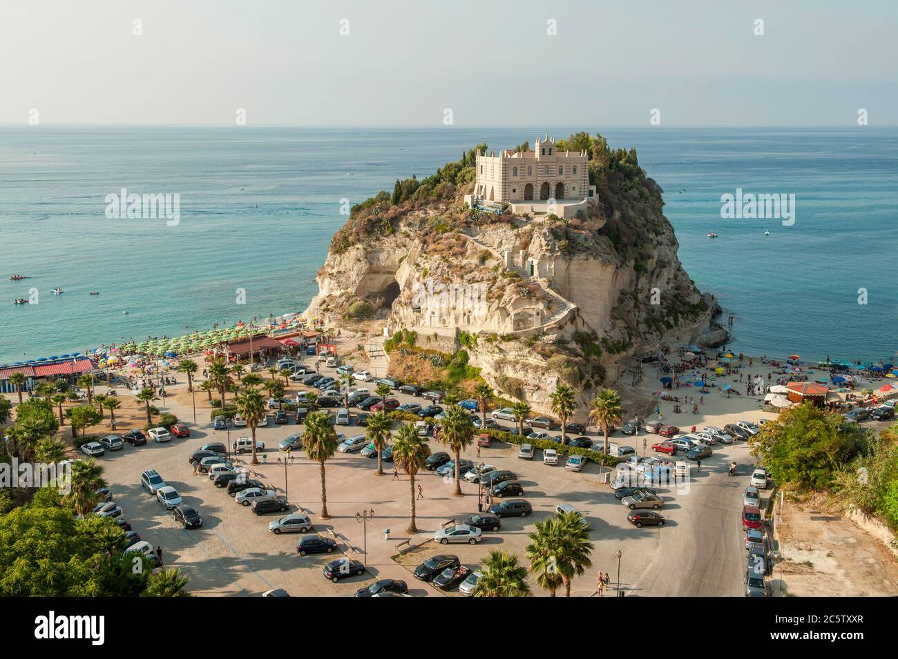 Santa Maria dell'Isola à Tropea, une destination de voyage populaire en Calabre sur la côte sud-ouest de l'Italie. Banque D'Images