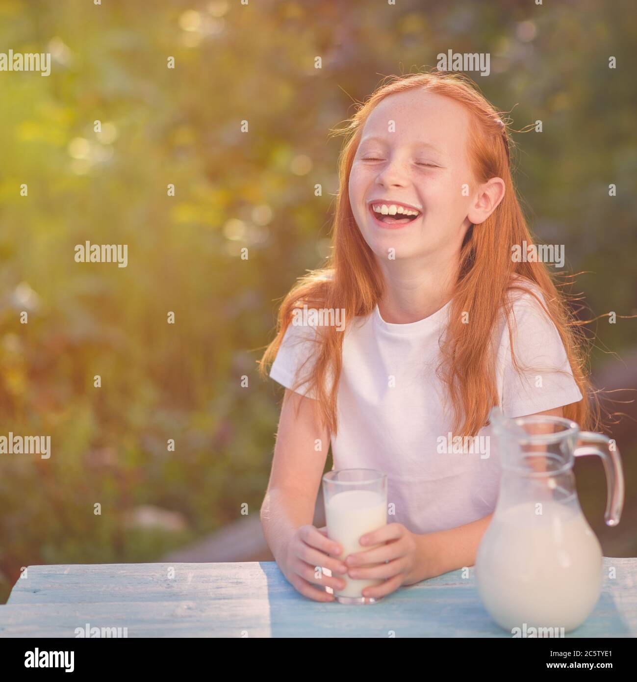 Le Lait Est Frais De La Vache Belle Fille Avec Des Produits Laitiers Lait Sain Pour Bebe Portrait Belle Fille A Tete Rouge Boire Du Lait Frais A L Exterieur Photo
