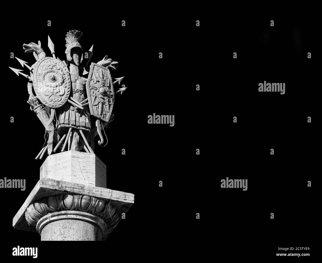 Armes et armures romaines anciennes du XIXe siècle monument néoclassique sur la place du peuple de Rome (noir et blanc avec espace copie) Banque D'Images