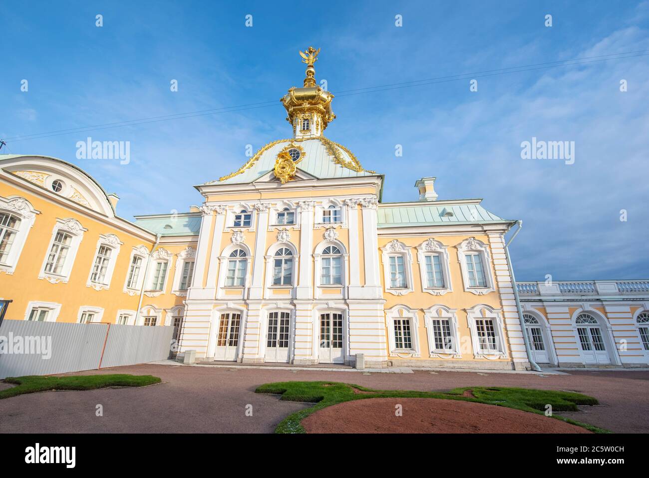 Peterhof , Saint-Pétersbourg, Russie. Palais Peterhof, commandé par Pierre le Grand. L'église (Tserkovnyy Korpus) Banque D'Images