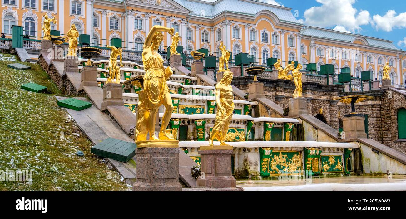 Peterhof, Saint-Pétersbourg, Russie. Palais Peterhof, commandé par Pierre le Grand. Banque D'Images