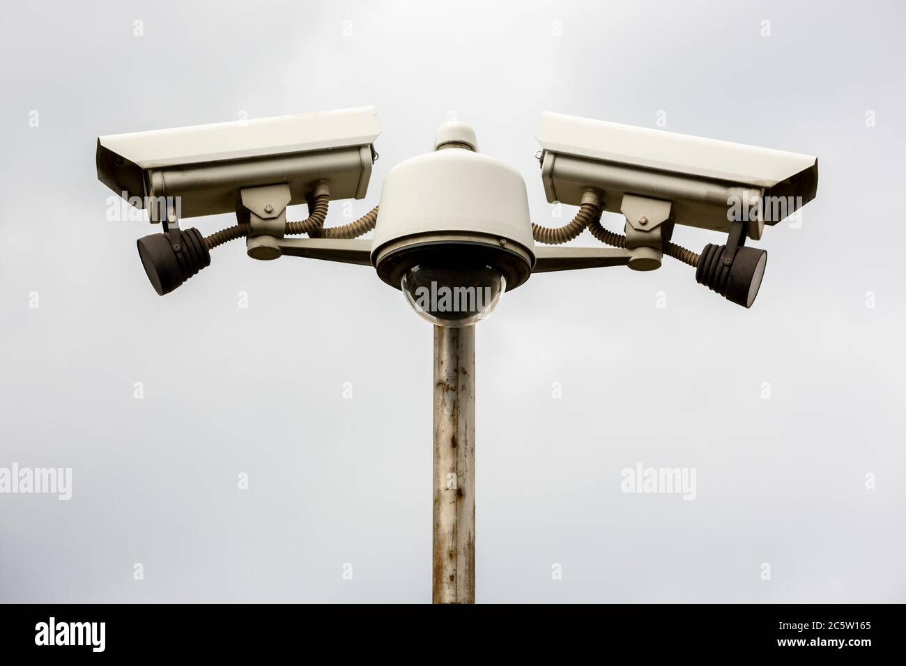Caméras de surveillance de rue devant un bâtiment Photo Stock - Alamy