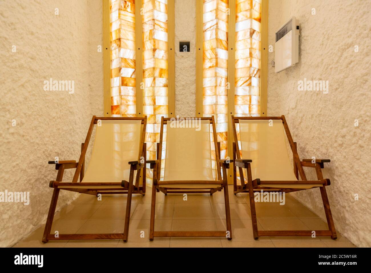 Trois chaises longues dans une salle de bain de sel. Banque D'Images