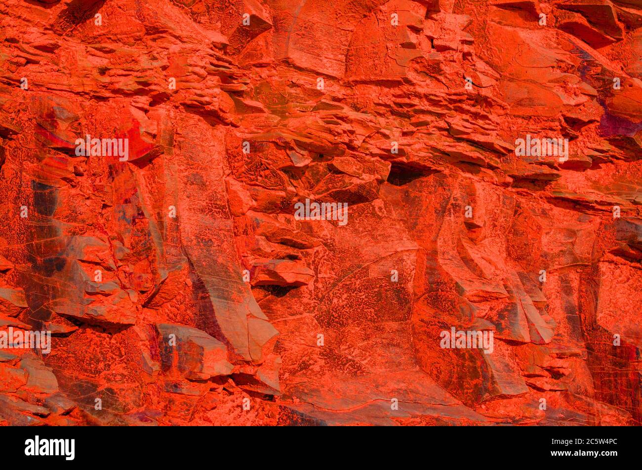 Surface avec une texture de pierre martienne rouge. Un design de base pour les intérieurs. Surface en pierre d'une roche rouge. Banque D'Images