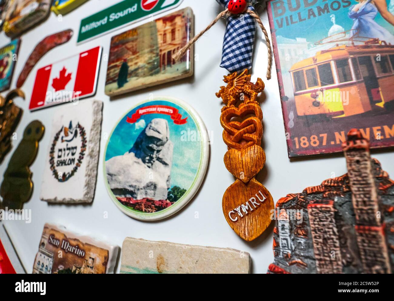 Aimants de réfrigérateur souvenir de destinations et de monuments mondiaux, avec un aimant de causon gallois. Banque D'Images
