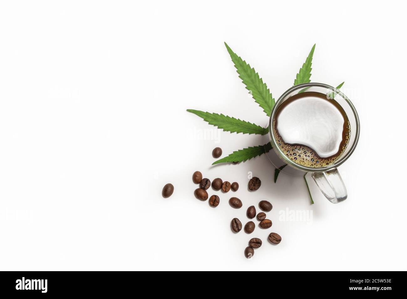 Vue ci-dessus du café infusé au cannabis dans une tasse de verre sur fond blanc avec espace pour le texte Banque D'Images