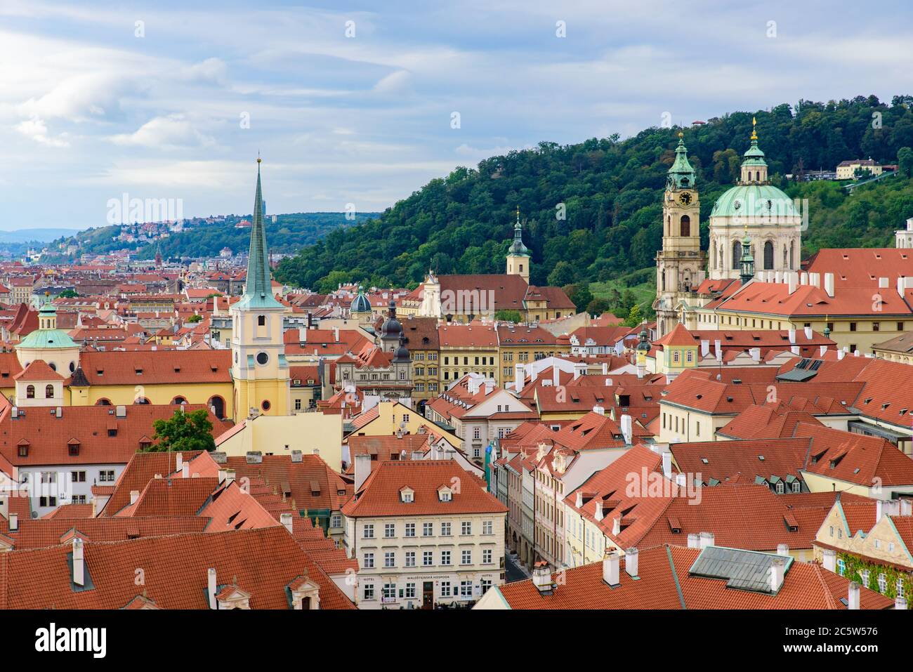 Vue sur les bâtiments traditionnels et la vieille ville de Prague, République tchèque Banque D'Images
