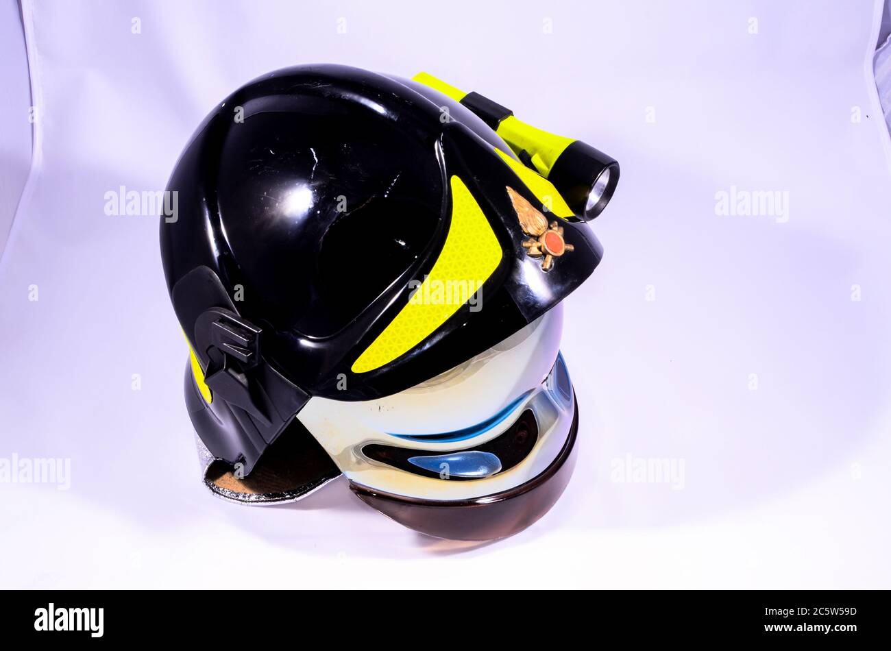Casque de pompier italien noir sur fond blanc Banque D'Images