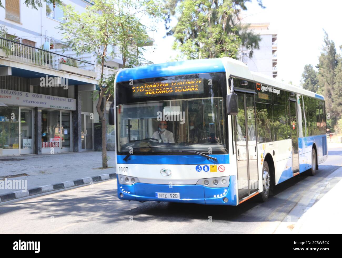 Nicosie, Chypre. 5 juillet 2020. Un autobus importé de Chine circule dans une rue de Nicosie (Chypre) le 5 juillet 2020. De nombreux navetteurs à Chypre peuvent désormais bénéficier d'un trajet en bus plus vert, puisque le premier lot de 155 autobus bleu et blanc à faible émission a été mis sur les routes pour la première fois dimanche. La flotte de véhicules chinois "King long" -- tous respectueux de l'environnement conformément à la norme Euro 6 -- a été lancée dans la capitale Nicosie et la ville côtière de Larnaca. À PARTIR de: Feature: Les bus chinois à faibles émissions de déploiement à Chypre crédit: Zhang Baoping/Xinhua/Alamy Live News Banque D'Images