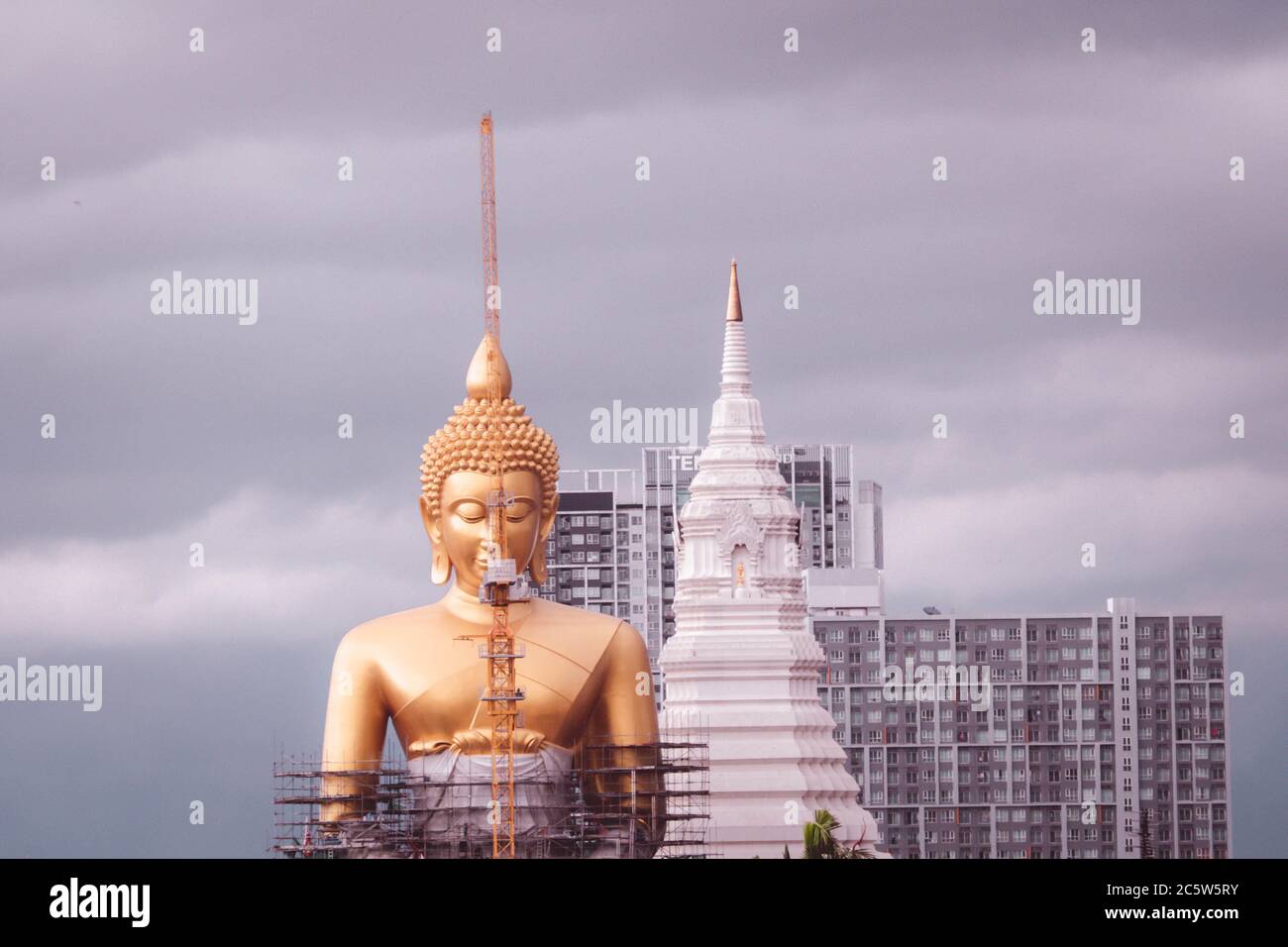 Juin 2020 Bangkok Thaïlande Bouddha doré géant en construction changer d'horizon à Bangkok au temple Wat Paknam dans le quartier de Phasi Charoen à Bangkok. Banque D'Images
