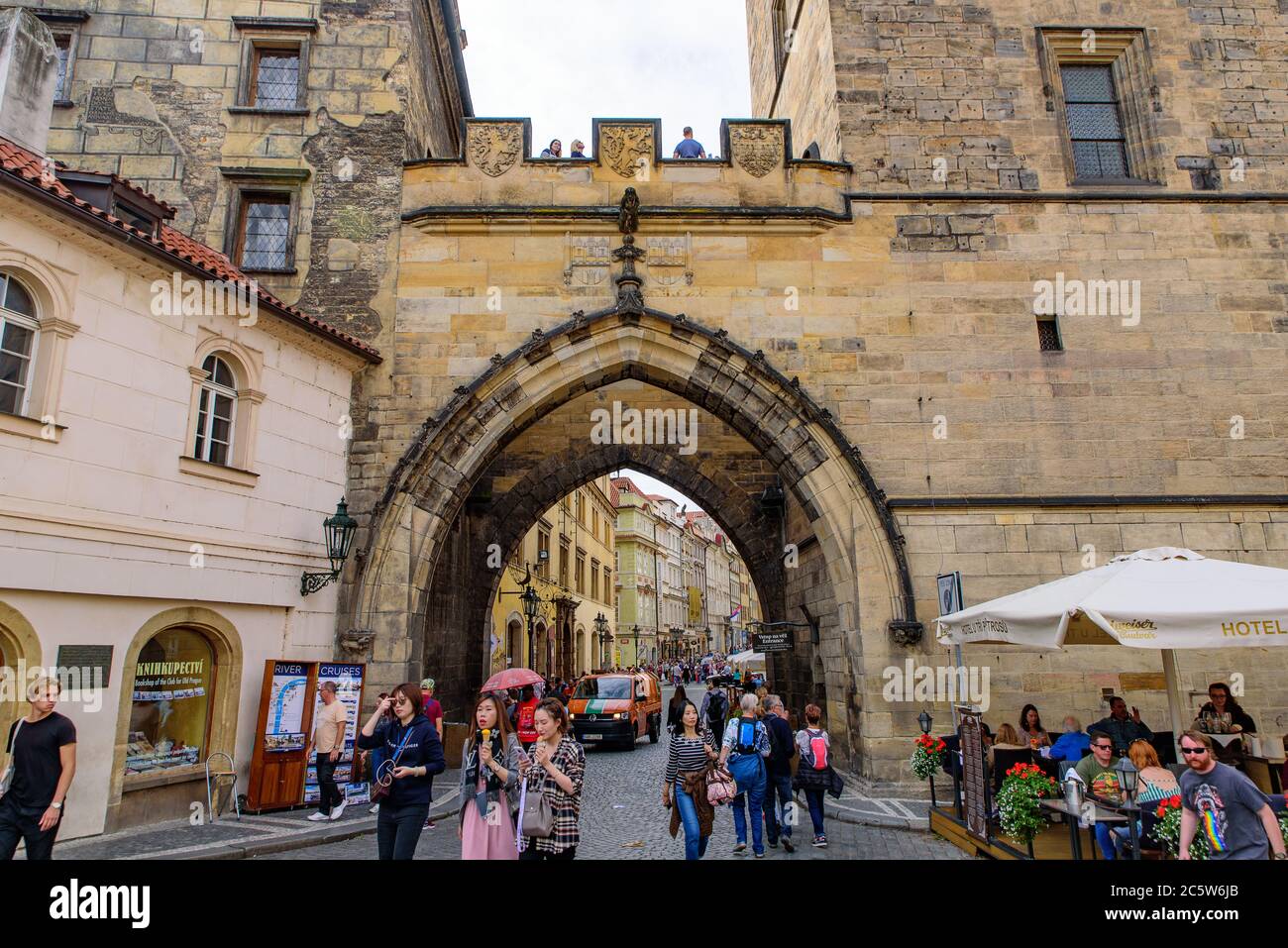 L'arche entre le pont Charles et la vieille ville de Prague, République tchèque Banque D'Images