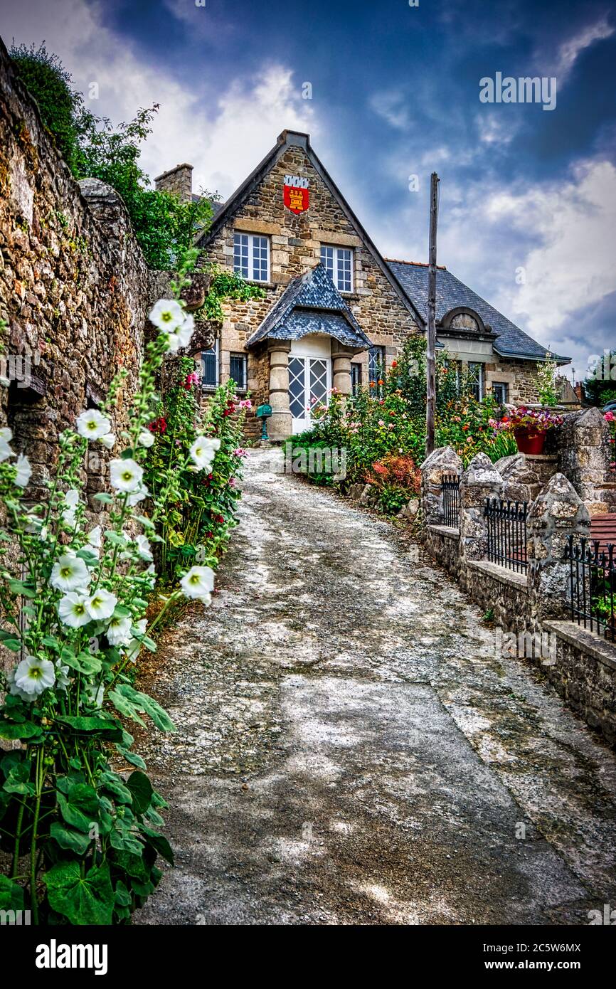 Dinan, Bretagne, France. Villa construite en pierres, juste à l'extérieur de la ville de Dinan, entourée par la verdure des jardins. Banque D'Images