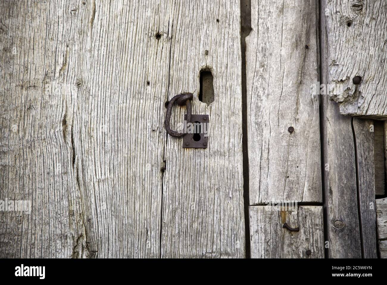 Ancienne porte en bois cassé, détail de texture en bois Banque D'Images