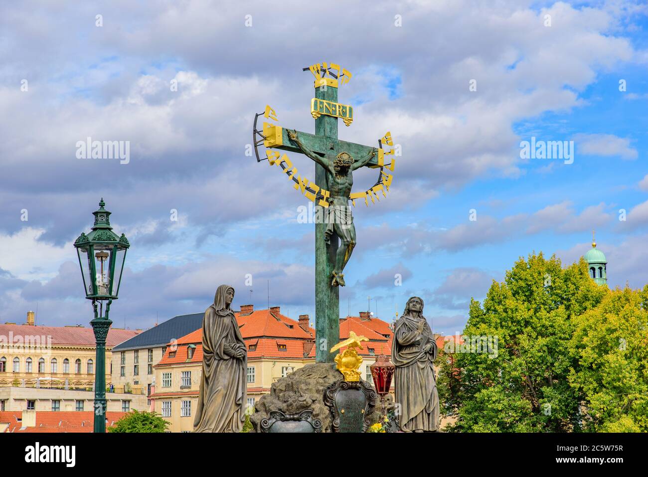 La statue de Crucifix et Calvary sur le pont Charles à Prague, République tchèque Banque D'Images