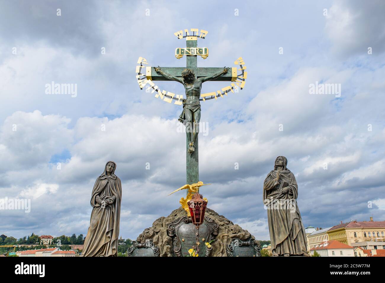 La statue de Crucifix et Calvary sur le pont Charles à Prague, République tchèque Banque D'Images