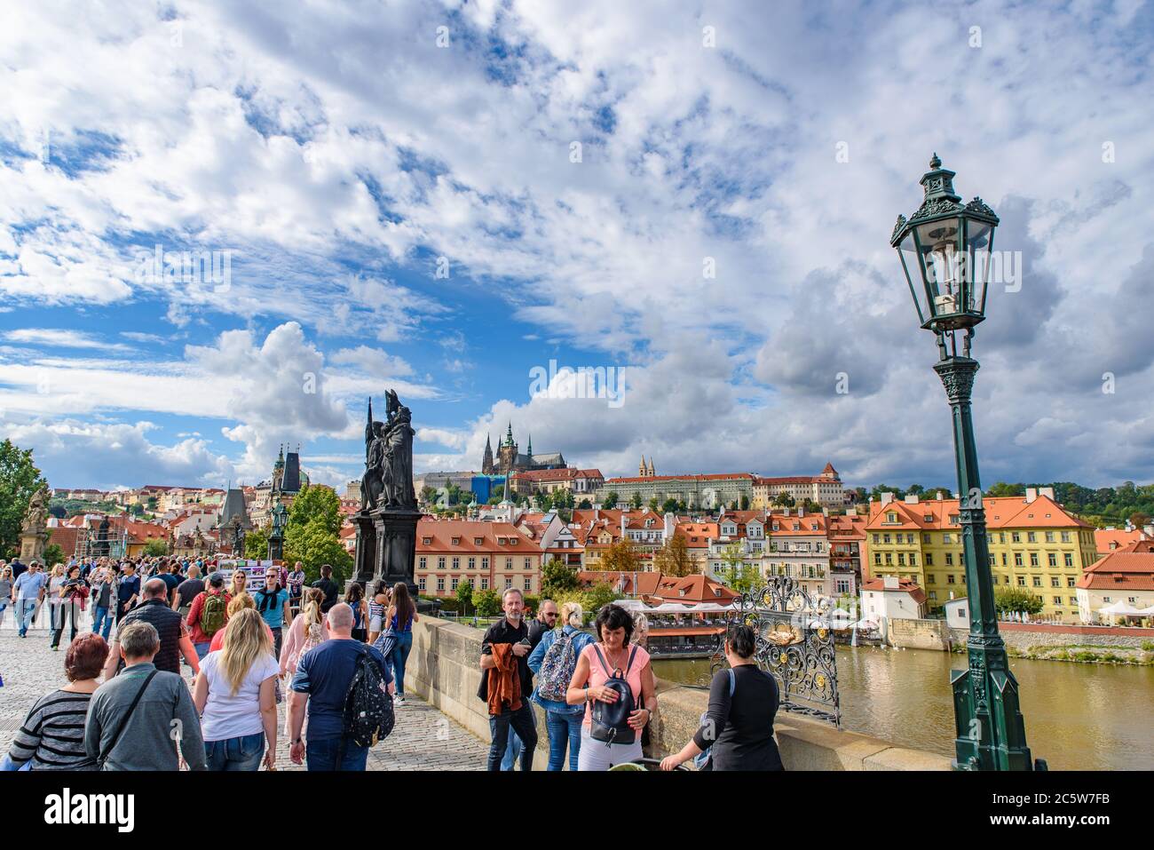 Gens sur le pont Charles à Prague, République tchèque Banque D'Images