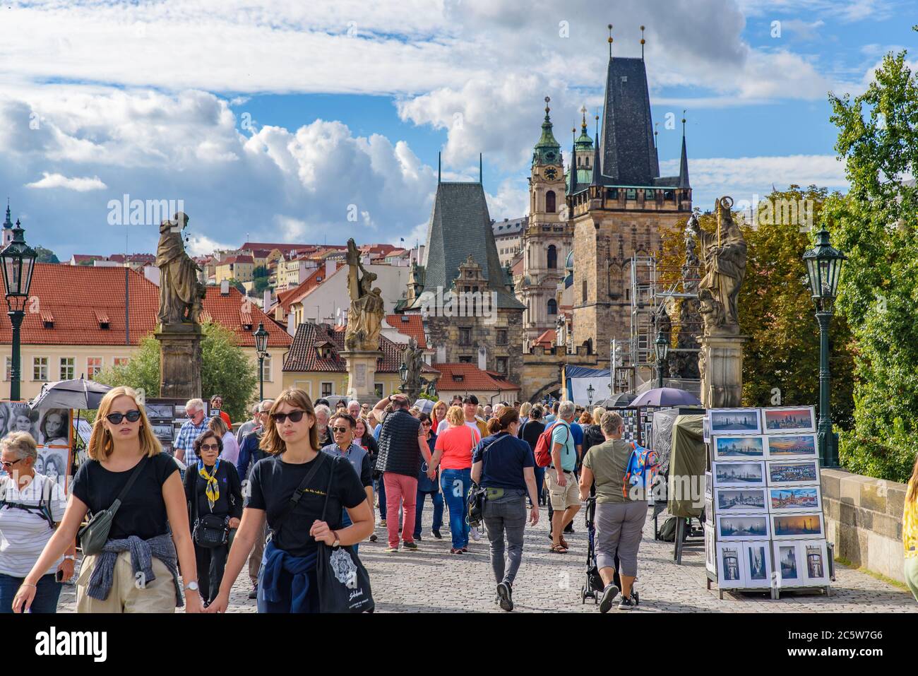 Gens sur le pont Charles à Prague, République tchèque Banque D'Images