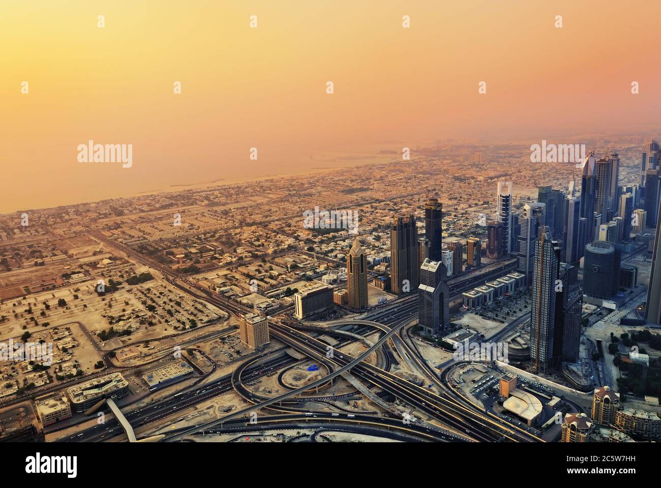 DUBAÏ - 01 septembre : vue d'ensemble de Dubaï le long de Sheikh Zayed Road au coucher du soleil le 1er septembre 2010, Dubaï, Émirats arabes Unis. Il abrite la plupart des gratte-ciels de Dubaï, y compris le Banque D'Images