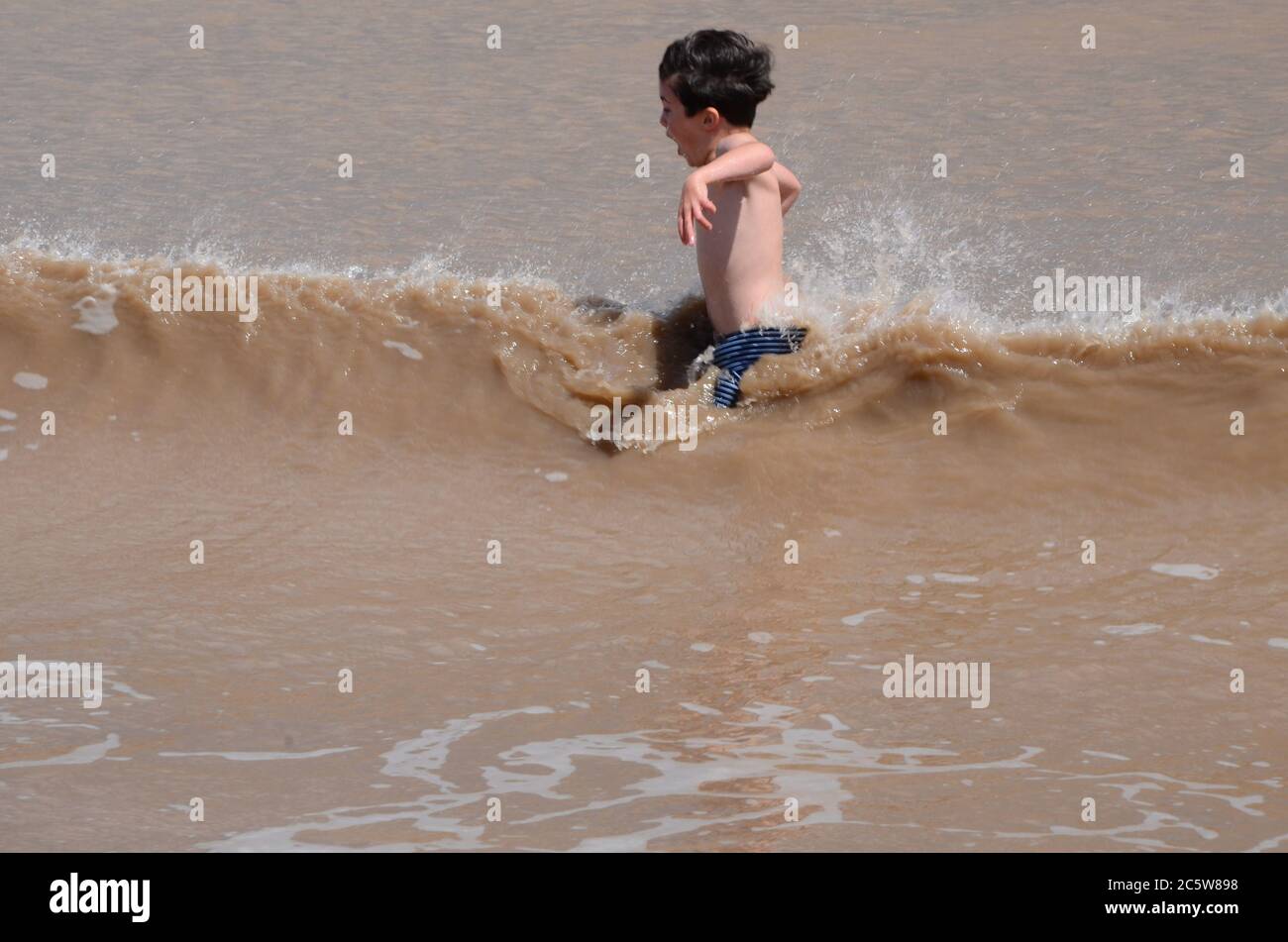 Garçon nageant dans la mer, Hornsea, Banque D'Images