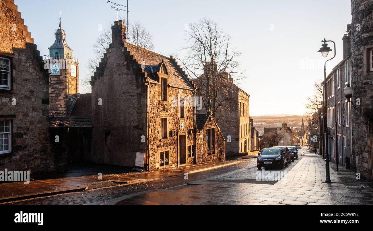 Stirling, Écosse, Royaume-Uni - 22 janvier 2012 : le soleil d'hiver brille sur les maisons traditionnelles écossaises de la rue St John à Stirling. Banque D'Images