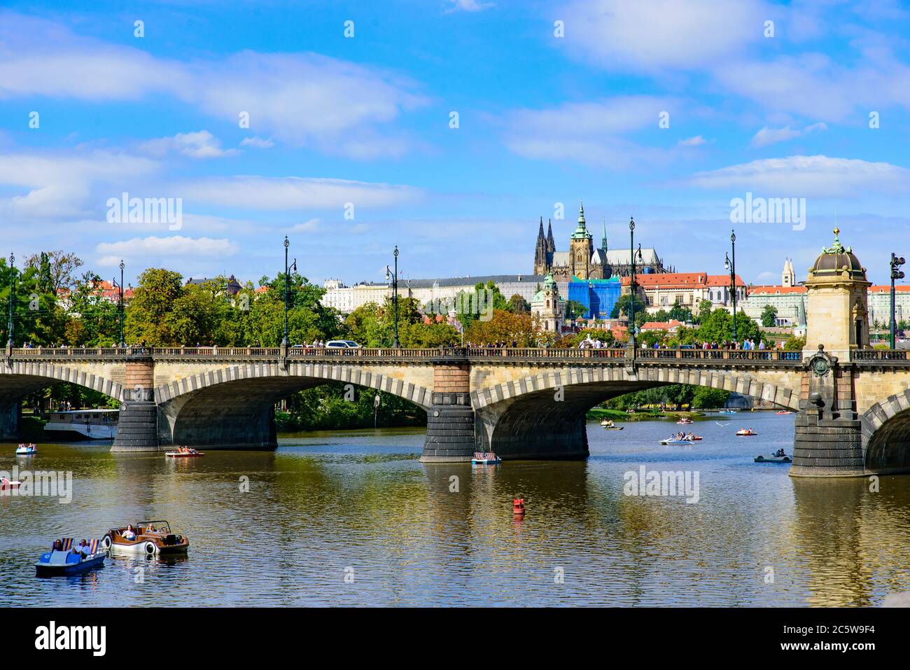 Pont de la légion sur la Vltava avec le château de Prague en arrière-plan à Prague, République tchèque Banque D'Images