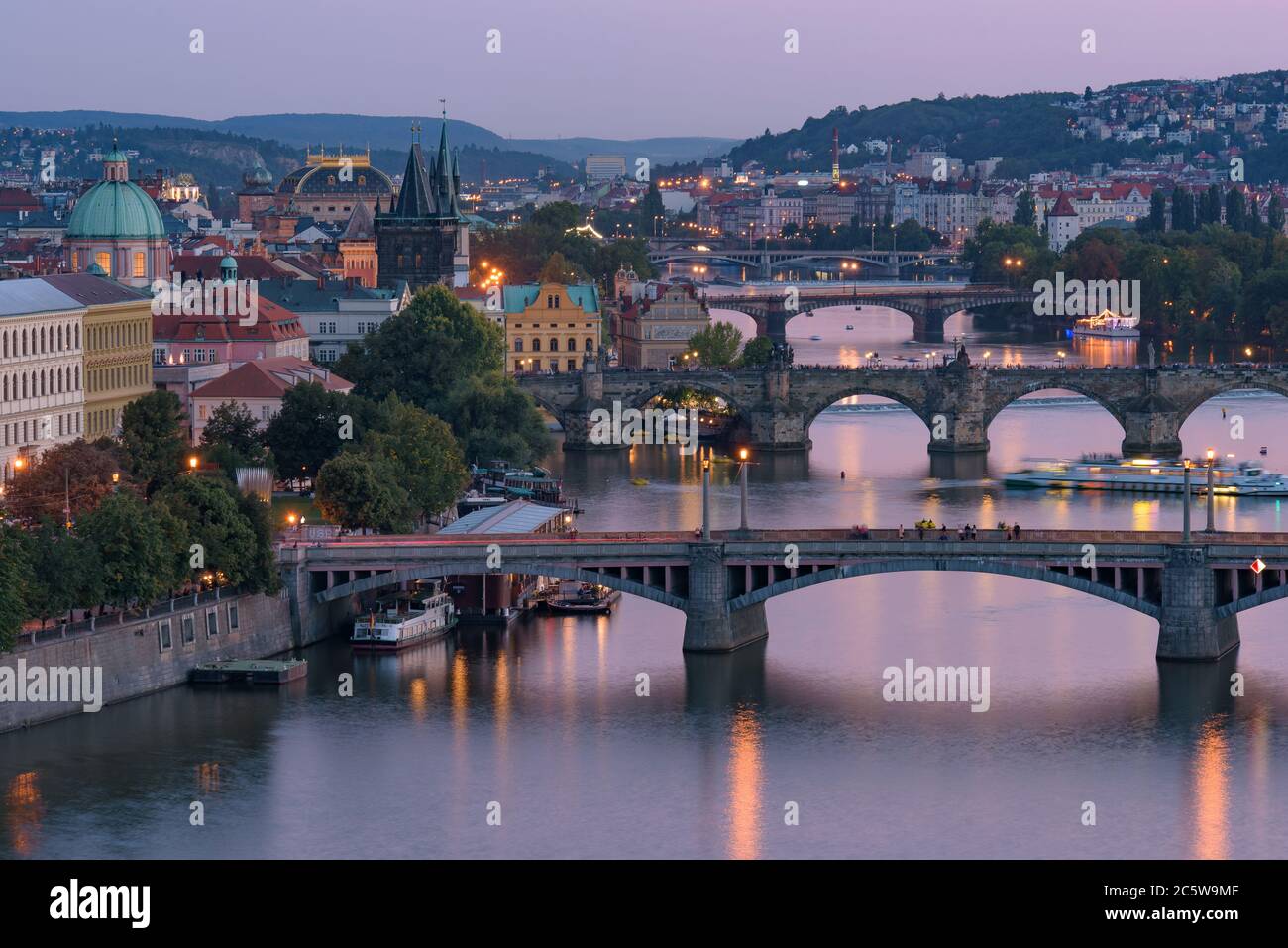 Vue sur trois ponts au-dessus de la Vltava au coucher du soleil à Prague, République tchèque Banque D'Images