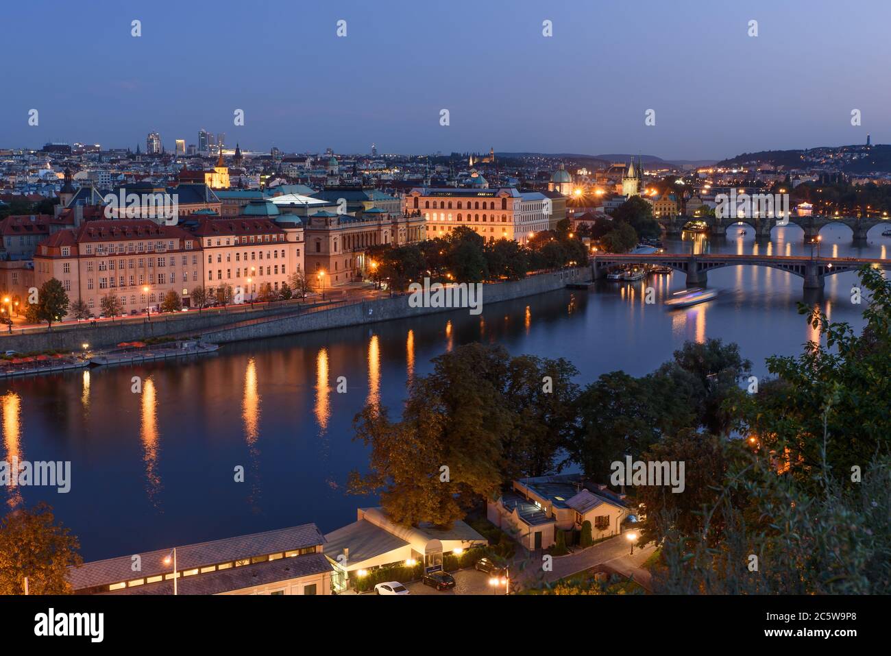 Vue nocturne sur la Vltava et la vieille ville de Prague, République tchèque Banque D'Images