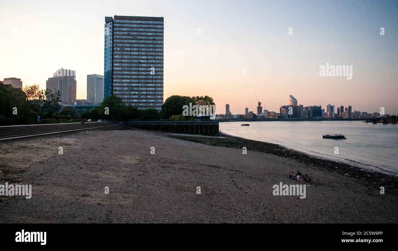 Londres, Angleterre, Royaume-Uni - 26 juin 2010 : Kelson House, un immeuble de la tour du conseil de haute élévation, se dresse au-dessus de Folly House Beach sur les rives de la Tha Banque D'Images