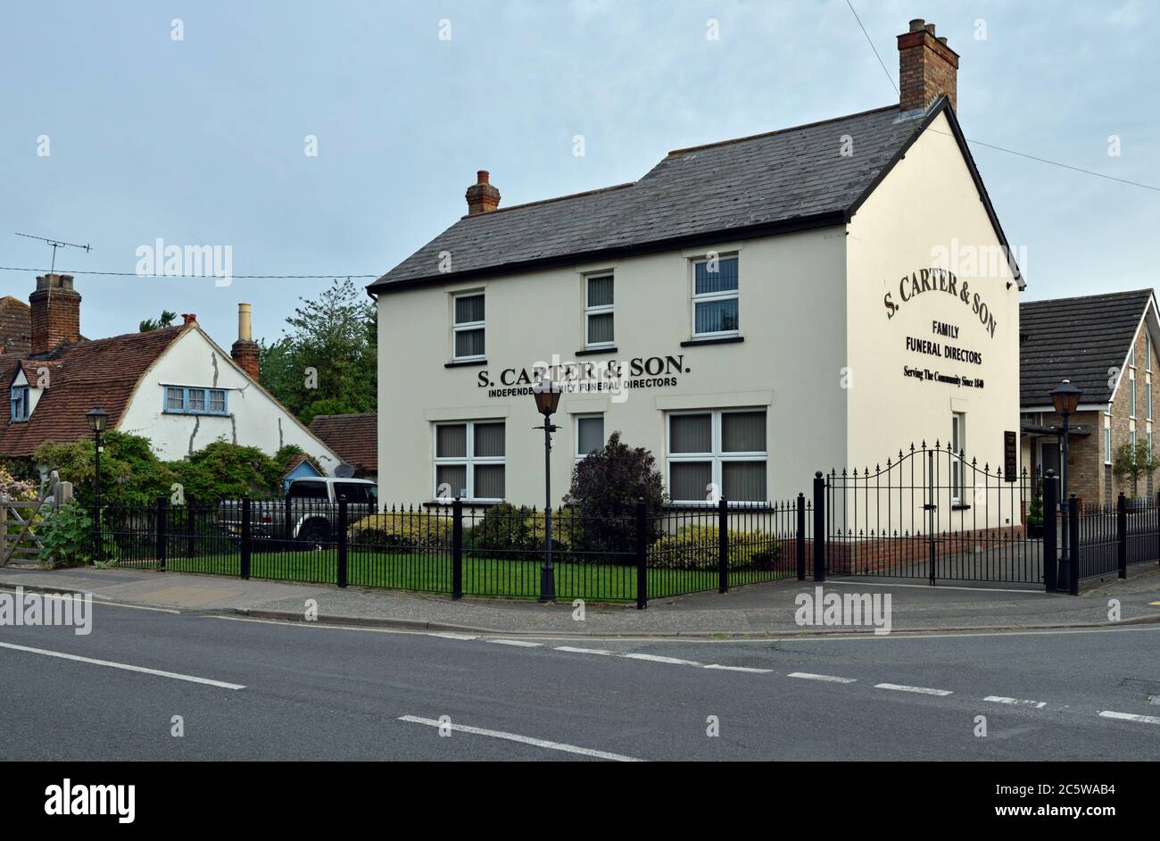S carter & son, directeurs funéraires, London Road, Wickford. Ivy Cottage est sur la gauche. Banque D'Images